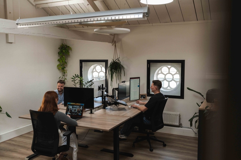 Overleg over de goederenstroom op kantoor, voorraadbeheer software op maat