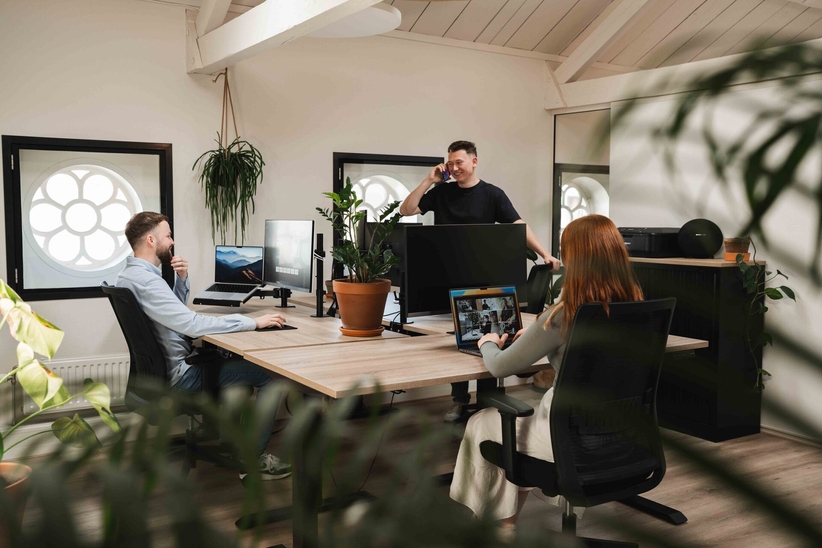 Overleg over een klus op locatie, werkbon app op maat voor monteurs