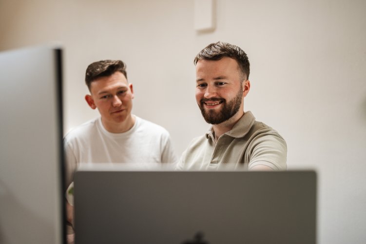 Professionals bespreken maatwerk website laten maken voor klantgerichte oplossingen.