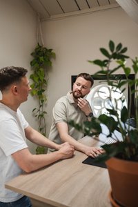 Gesprek over maatwerk website laten maken met focus op klantbehoeften.