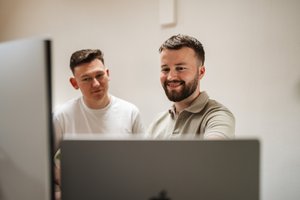Team bespreekt het ontwikkelen van een maatwerk website laten maken.
