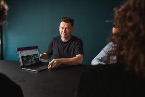 Team bespreekt maatwerk website laten maken met focus op klantbehoeften.