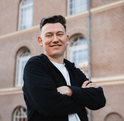 Professioneel teamlid klaar om maatwerk website te laten maken voor klanten.