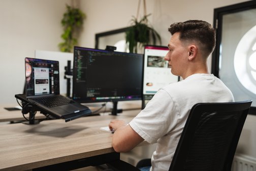 Ontwikkelaar werkt aan maatwerk website laten maken voor klant.