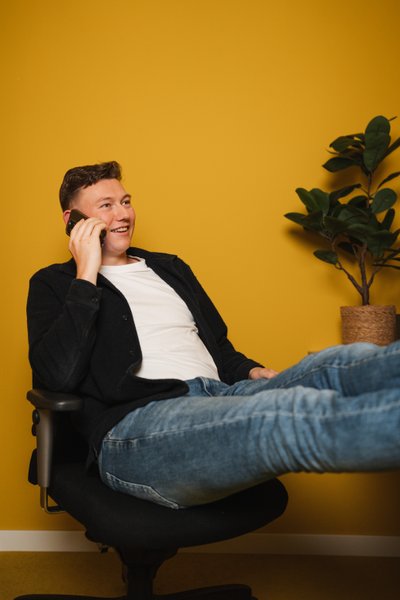 Jonge professional bespreekt mogelijkheden voor nieuwe website laten maken.