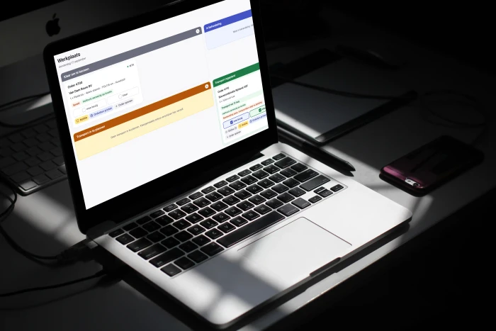 Werkplaatsoverzicht in de backoffice software van Astronau op een laptop