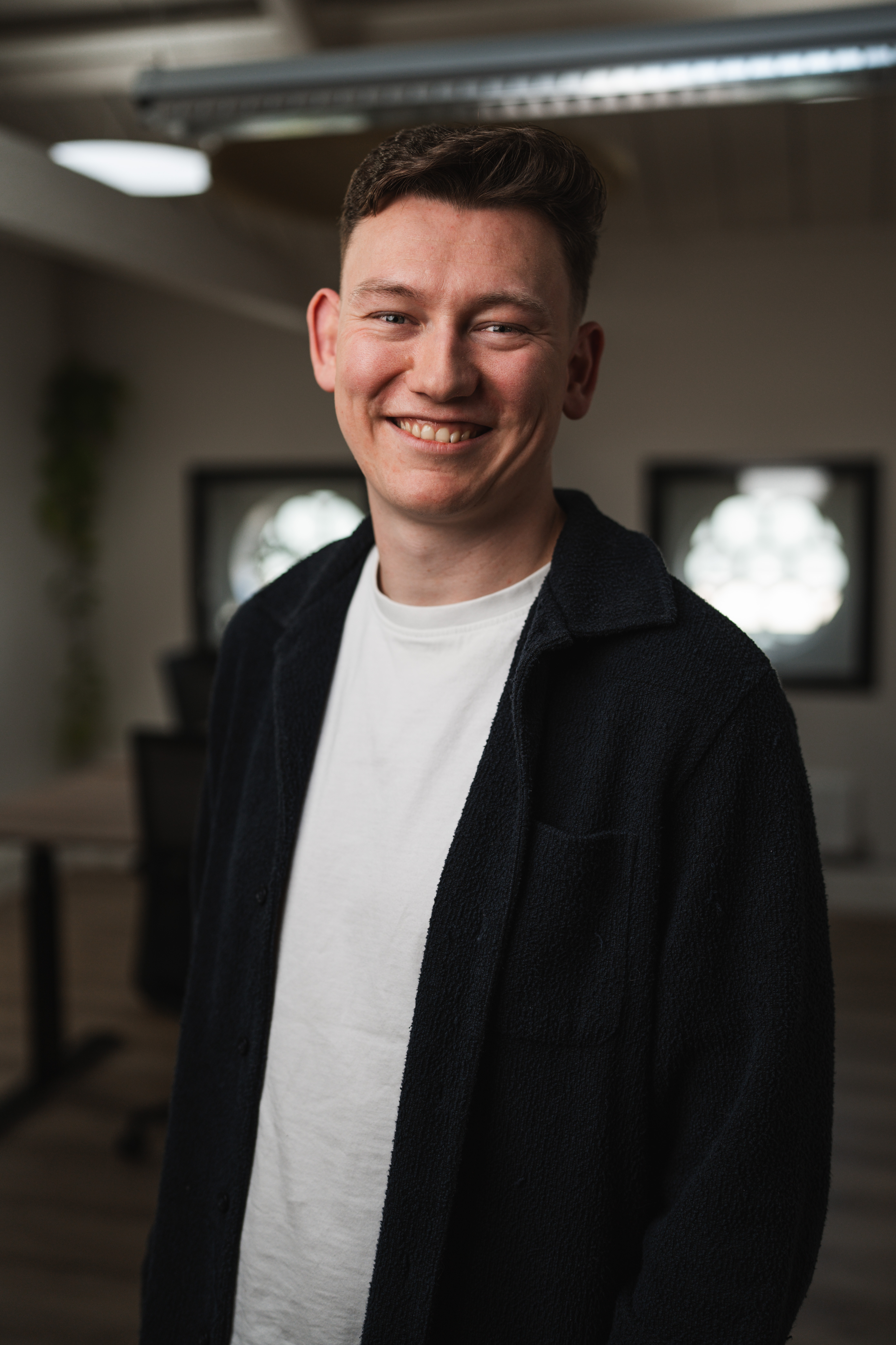 Professioneel teamlid werkt aan maatwerk webapplicatie voor klanten.
