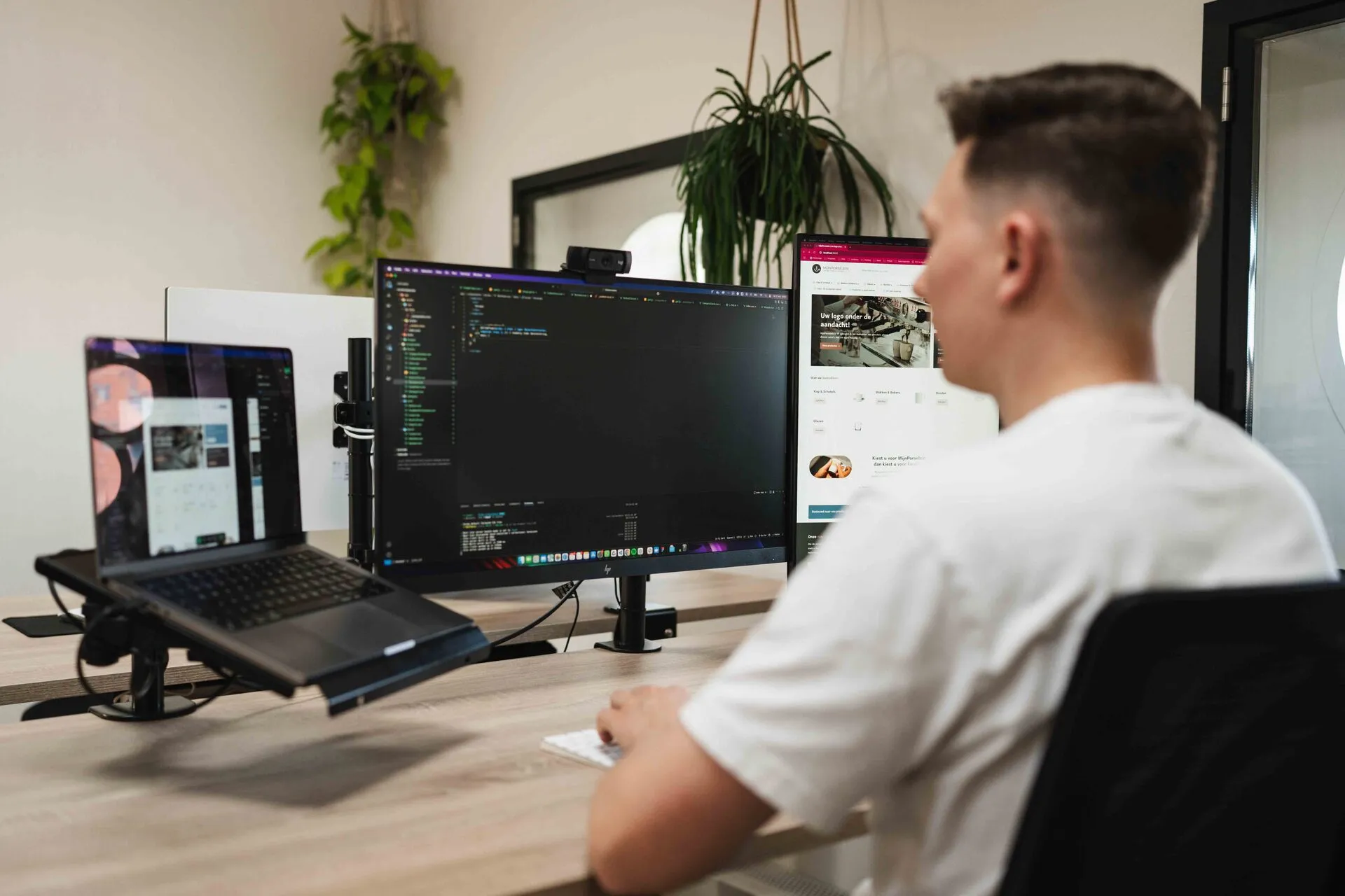 Softwarearchitect aan het werk tijdens het maatwerk software laten maken